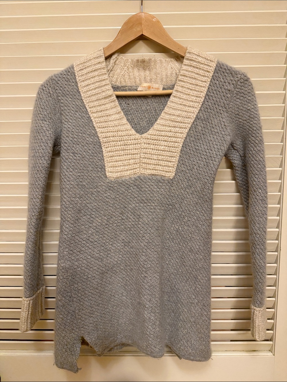 Tory Burch Grey Cashmere Sweater with Cream V-Neck Trim, Size XSmall, EUC